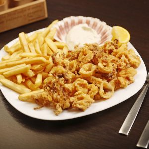 Ocvrti lignji s pomfrijem