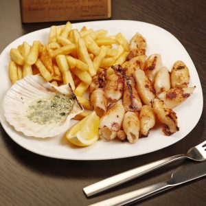 Lignji na žaru s pomfrijem